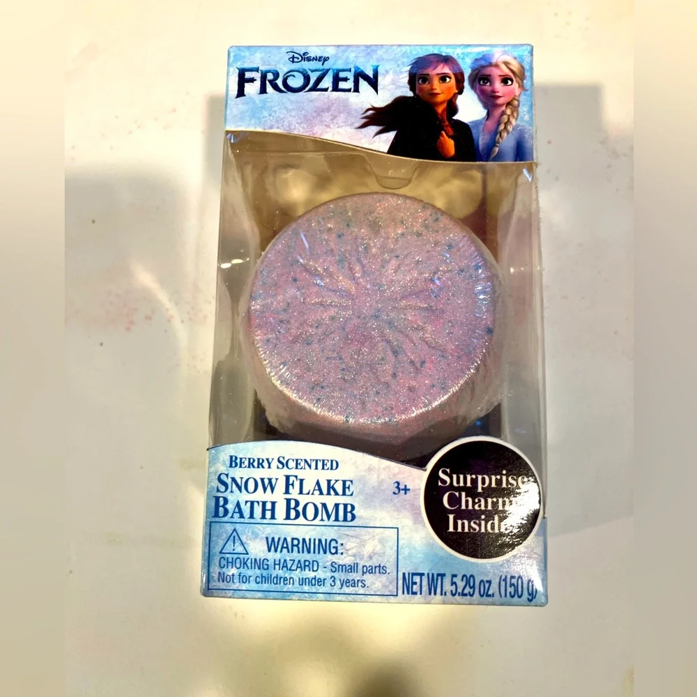 *3/$20* NWOT DISNEY FROZEN BERRY SCENTED SNOW FLAKE BATH BOMB. 5.29 OZ.